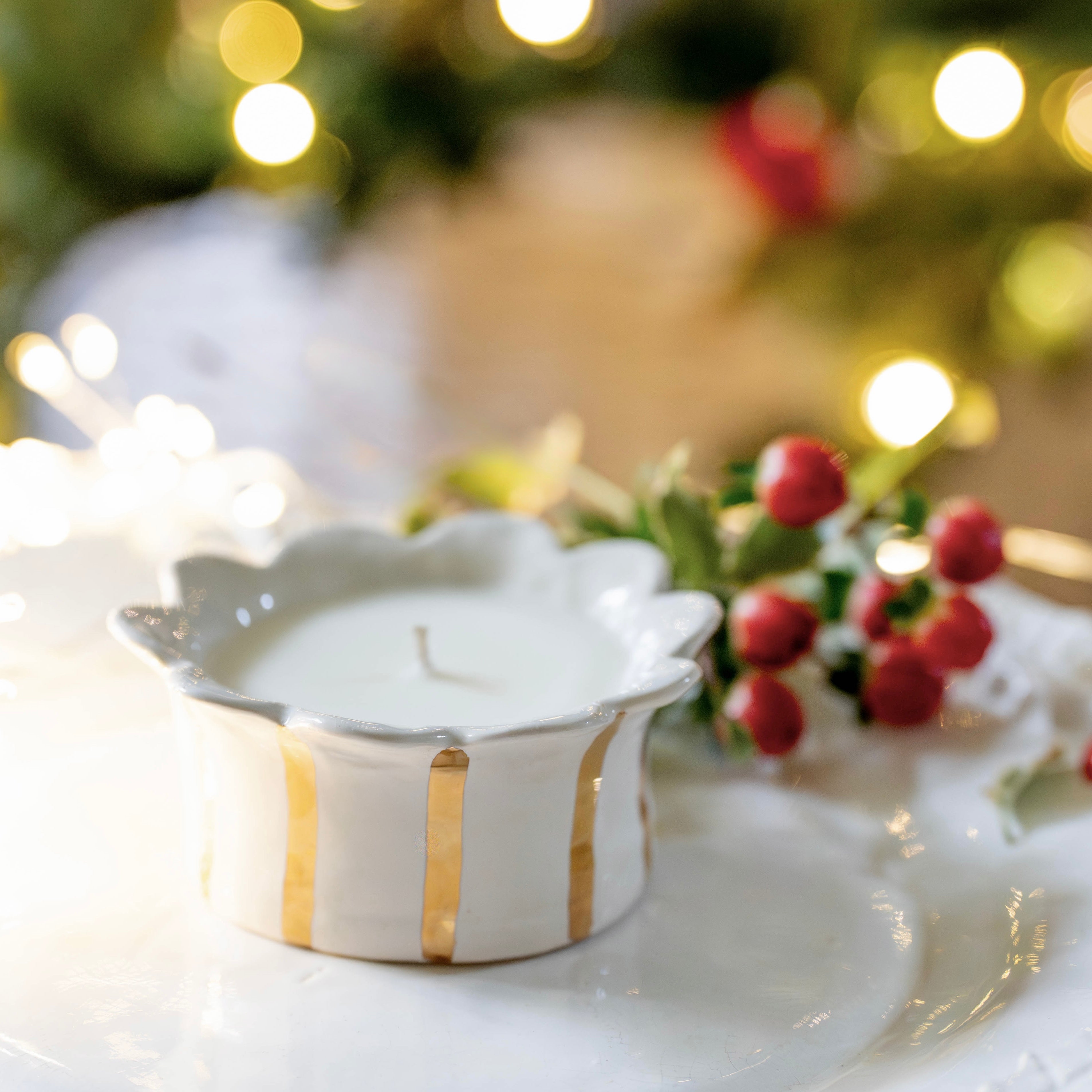 Gold Daisy Scalloped Candle (Winter Spice)