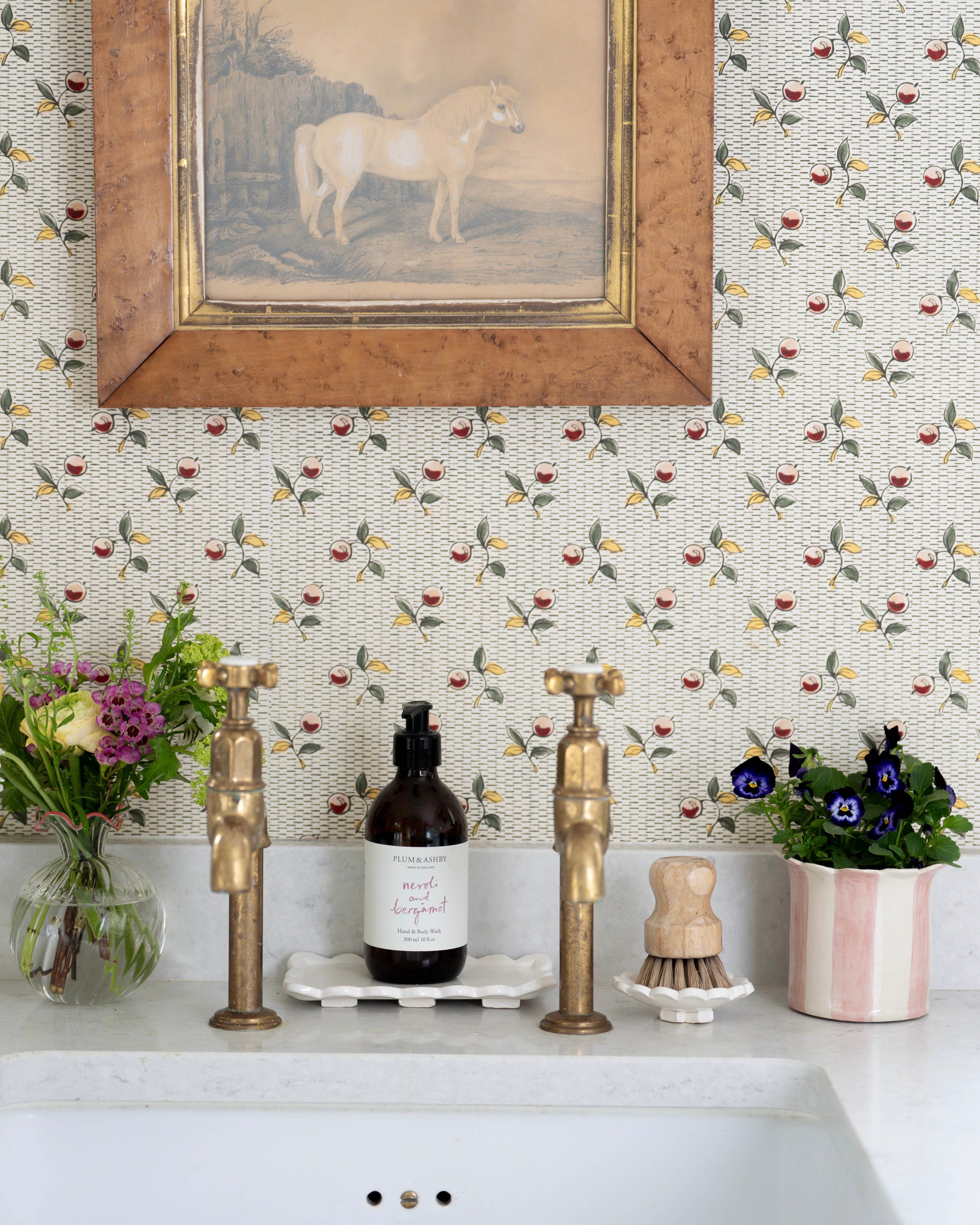 White Daisy Scalloped Bottle Stand
