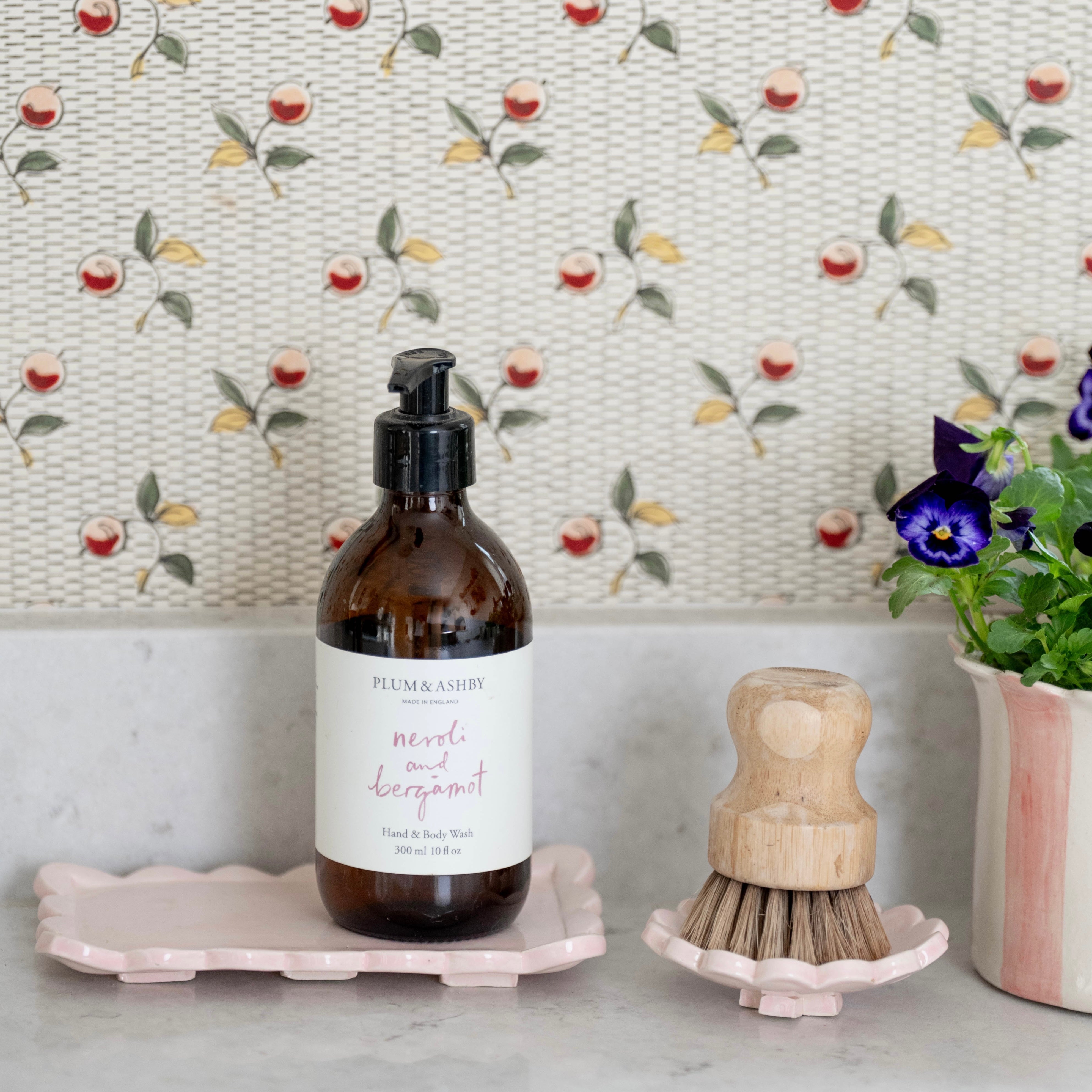 Pink Daisy Scalloped Brush Holder