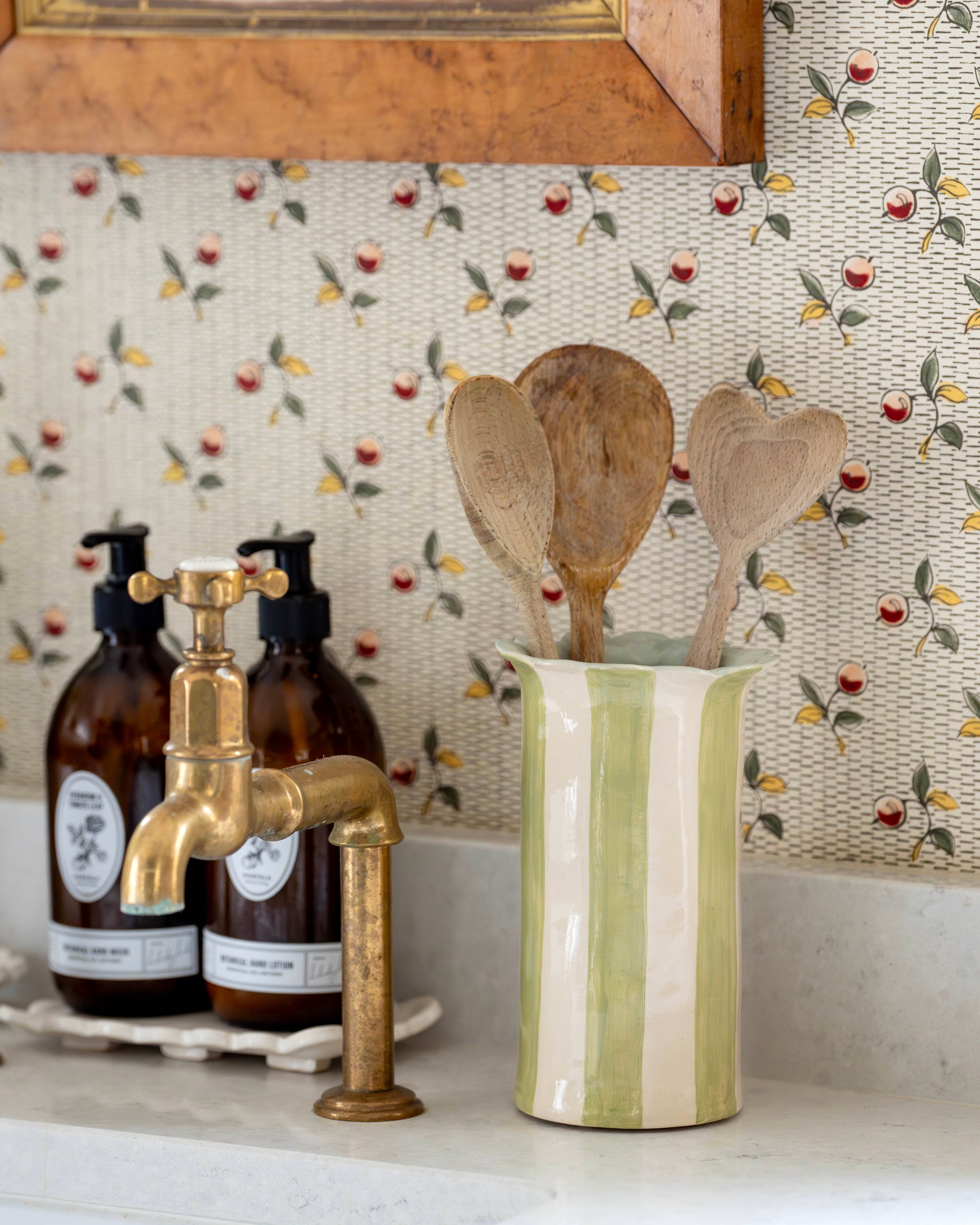Scalloped Green Daisy Utensil Holder
