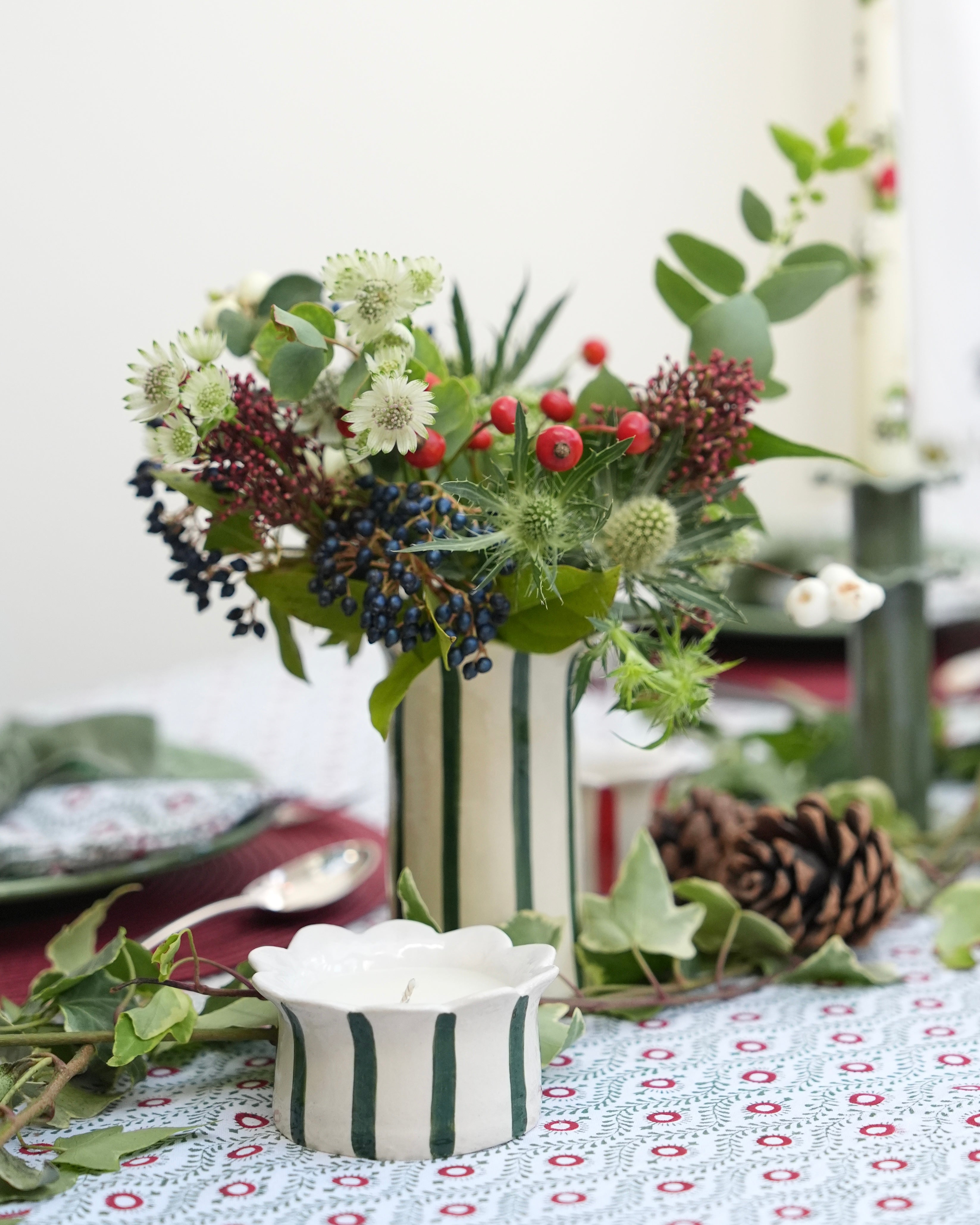 Forest Daisy Scalloped Candle (Winter Spice)