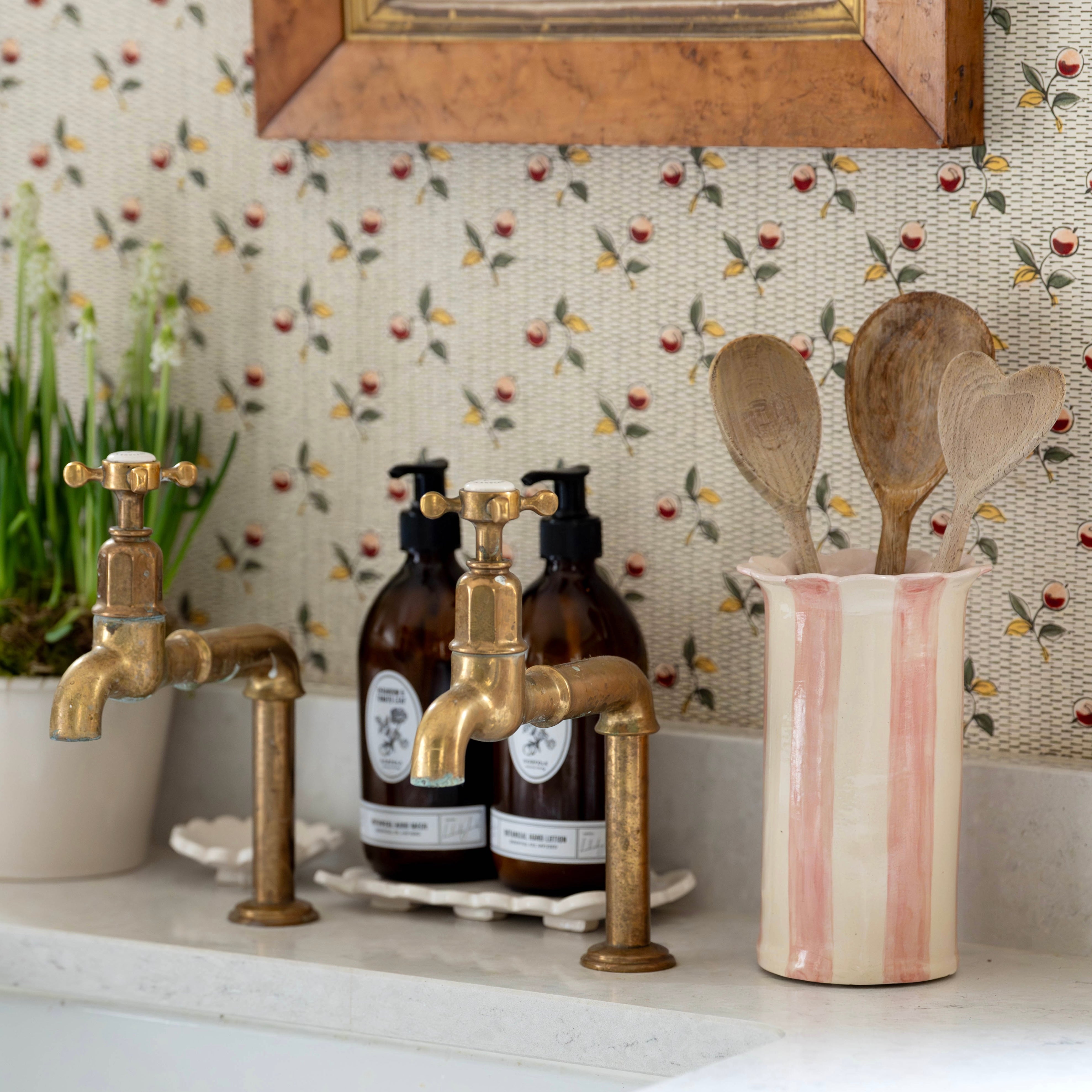 Scalloped Pink Daisy Utensil Holder