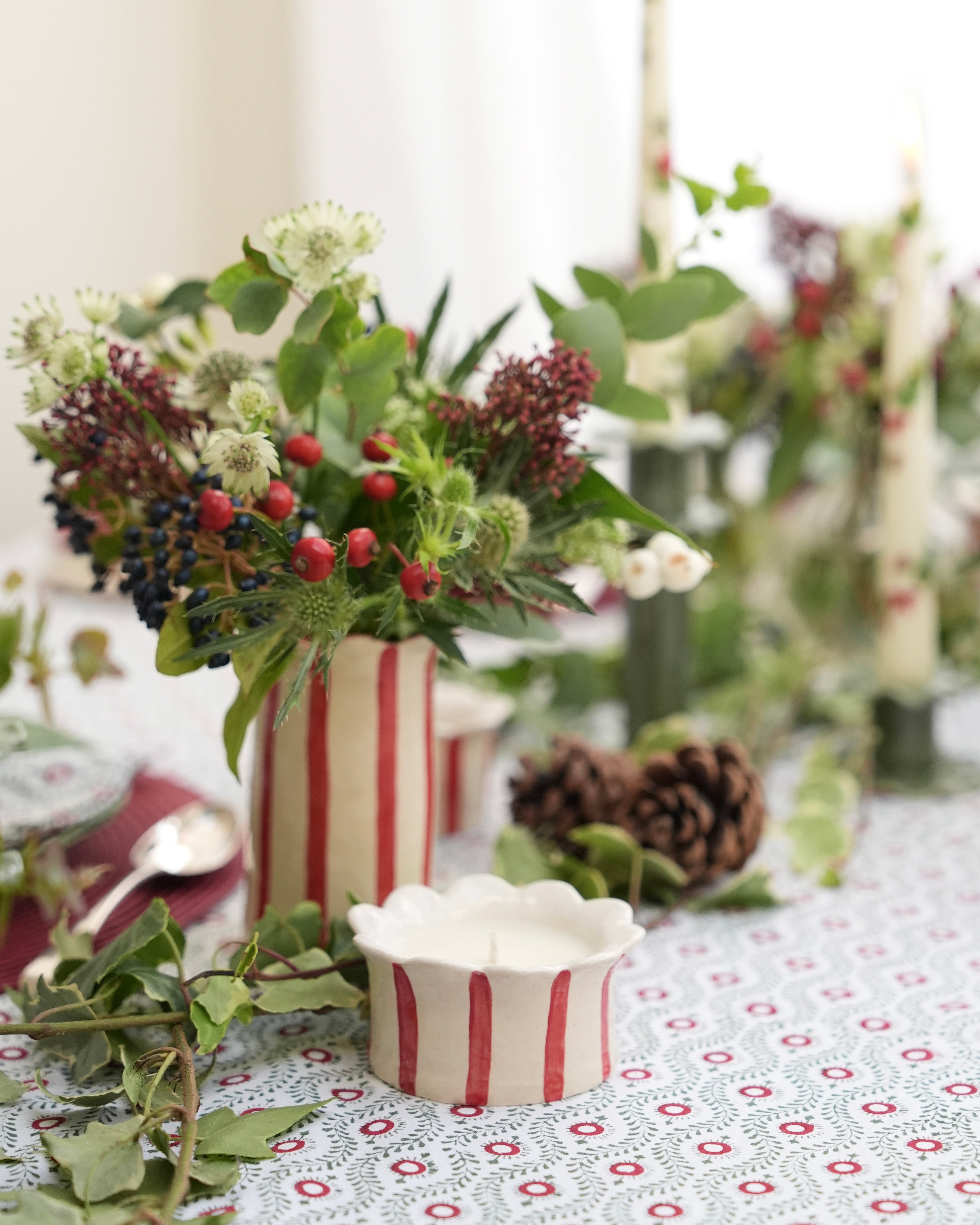 Red Daisy Scalloped Candle (Winter Spice)