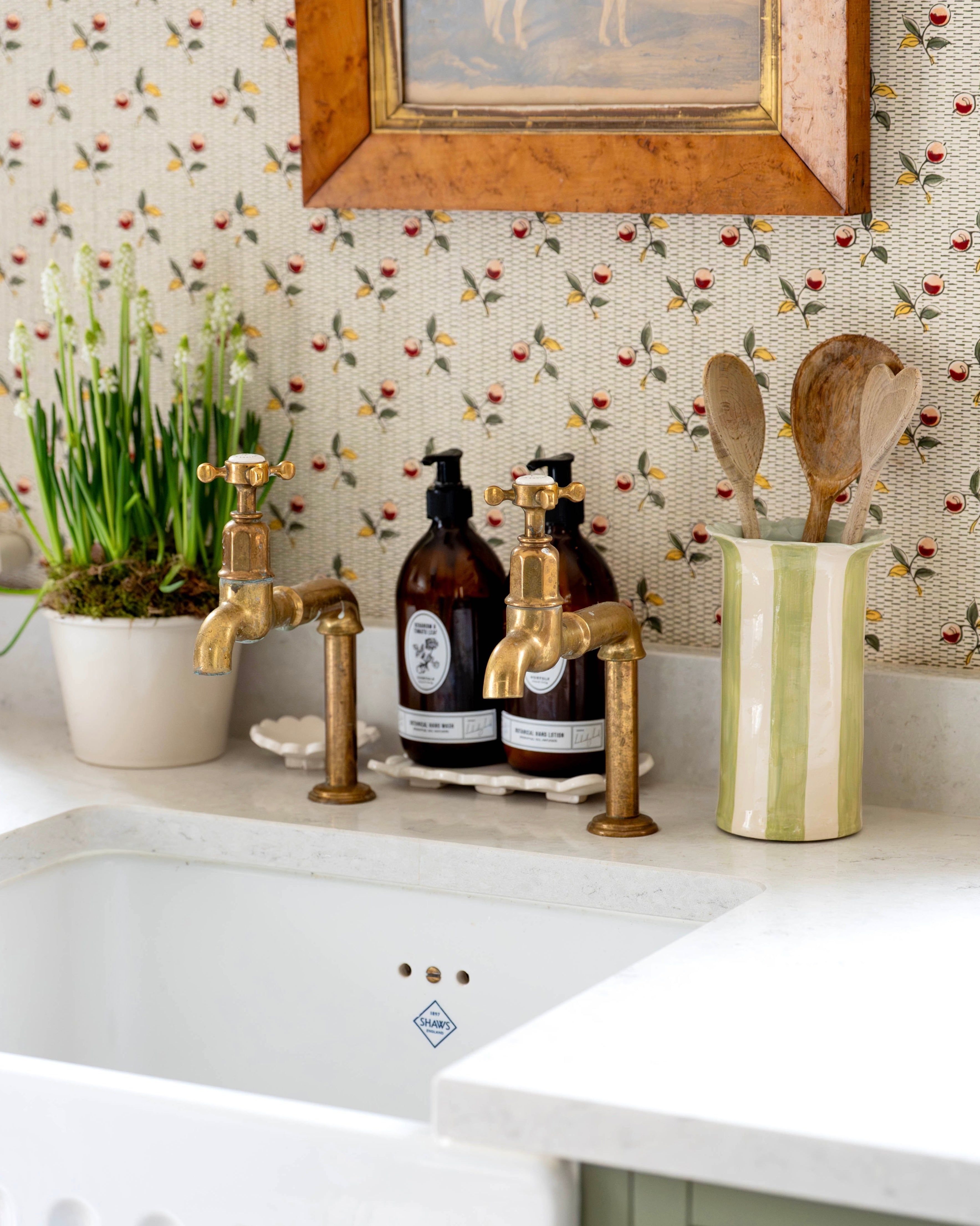 Scalloped Green Daisy Utensil Holder