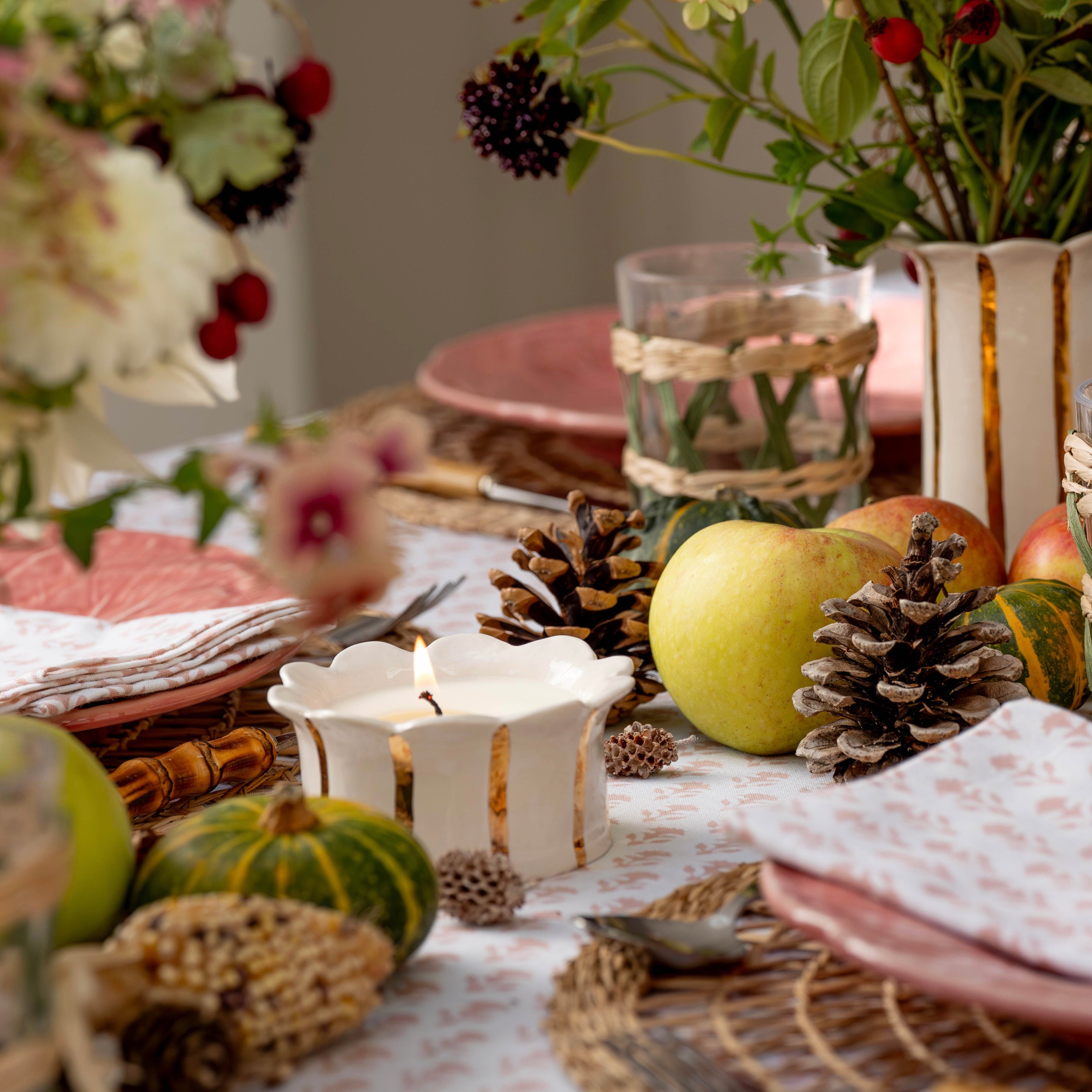 Gold Daisy Scalloped Candle (Winter Spice)