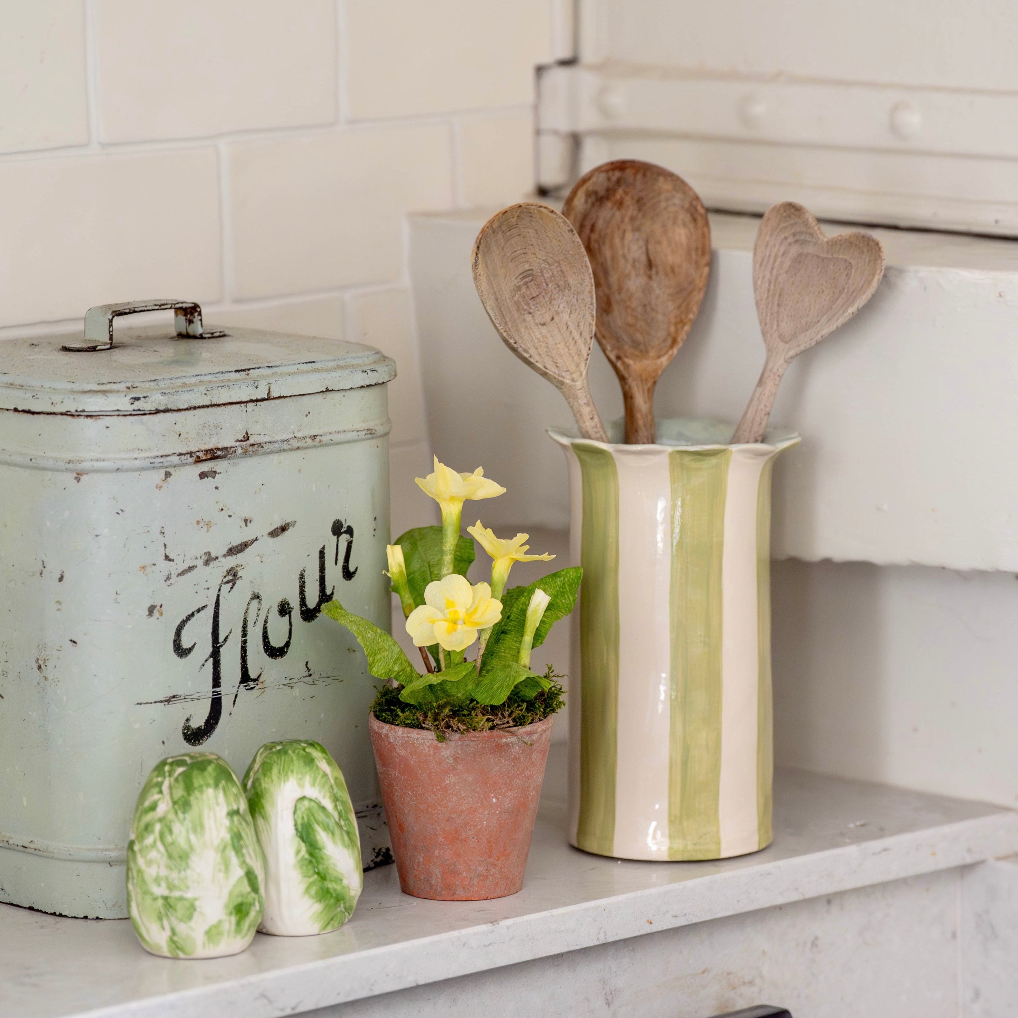 Scalloped Green Daisy Utensil Holder