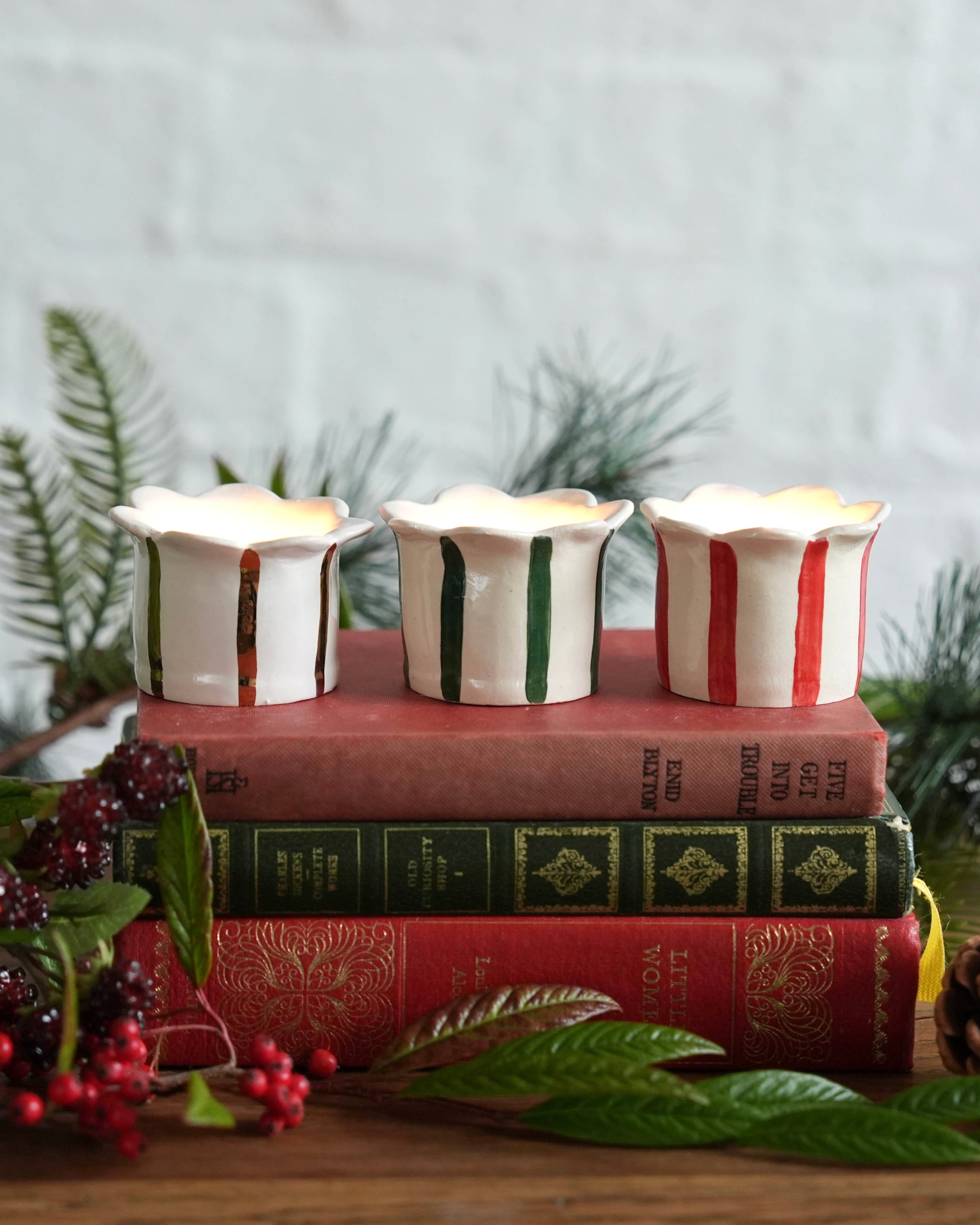 Gold Daisy Scalloped Tealight Holder