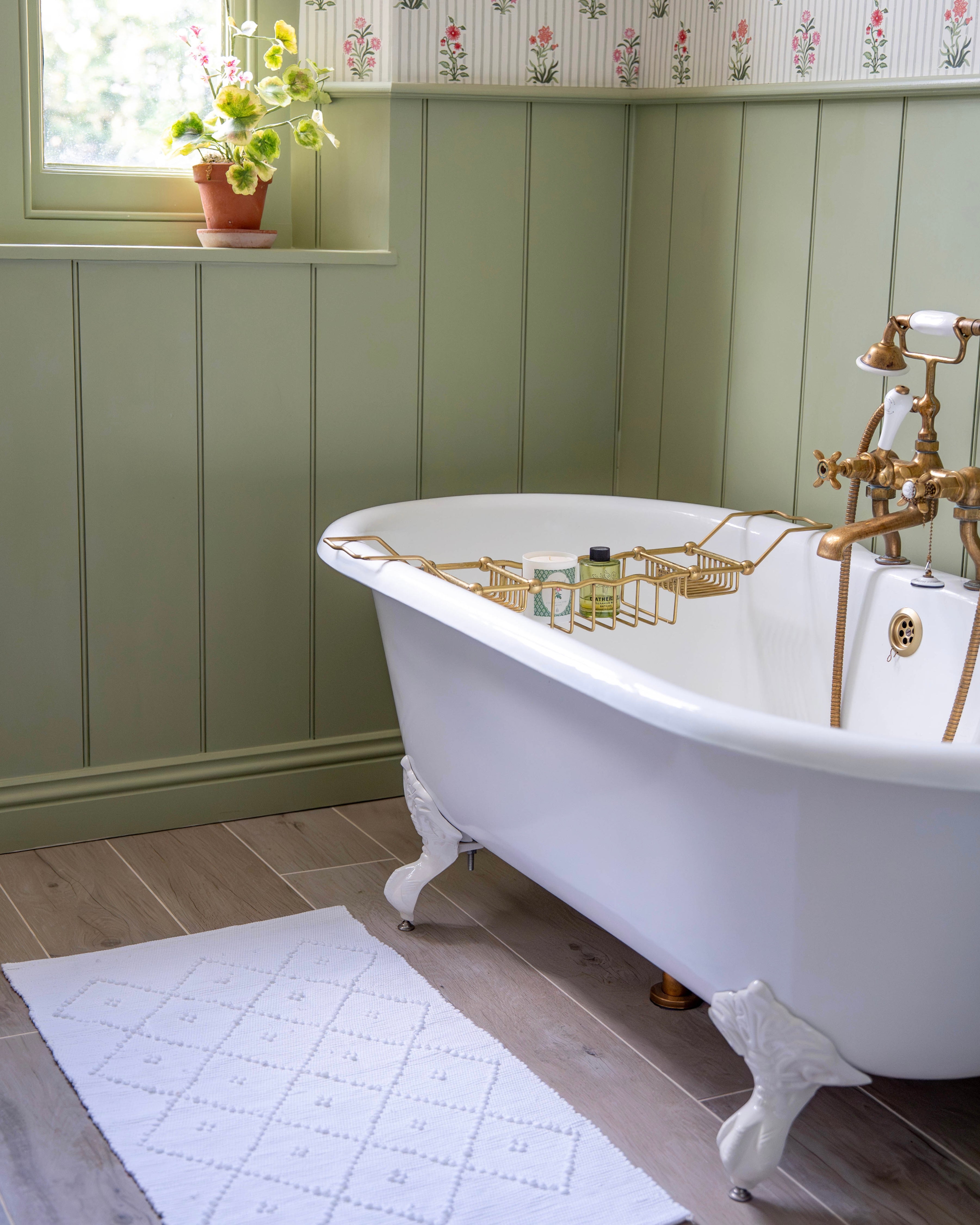 Pure White Handwoven Knotted Bath Mat