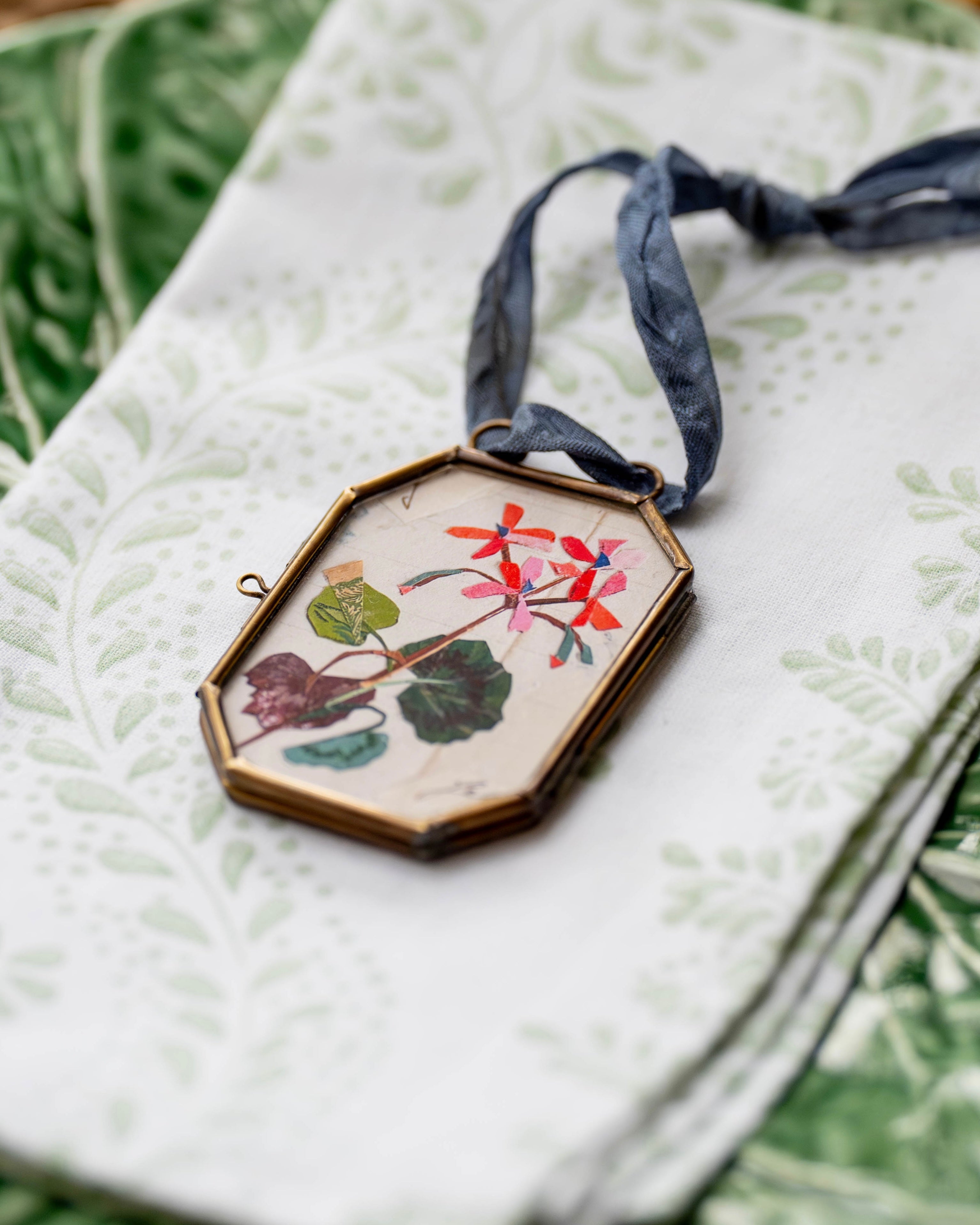Geraniums (Light) Art Locket Ornament