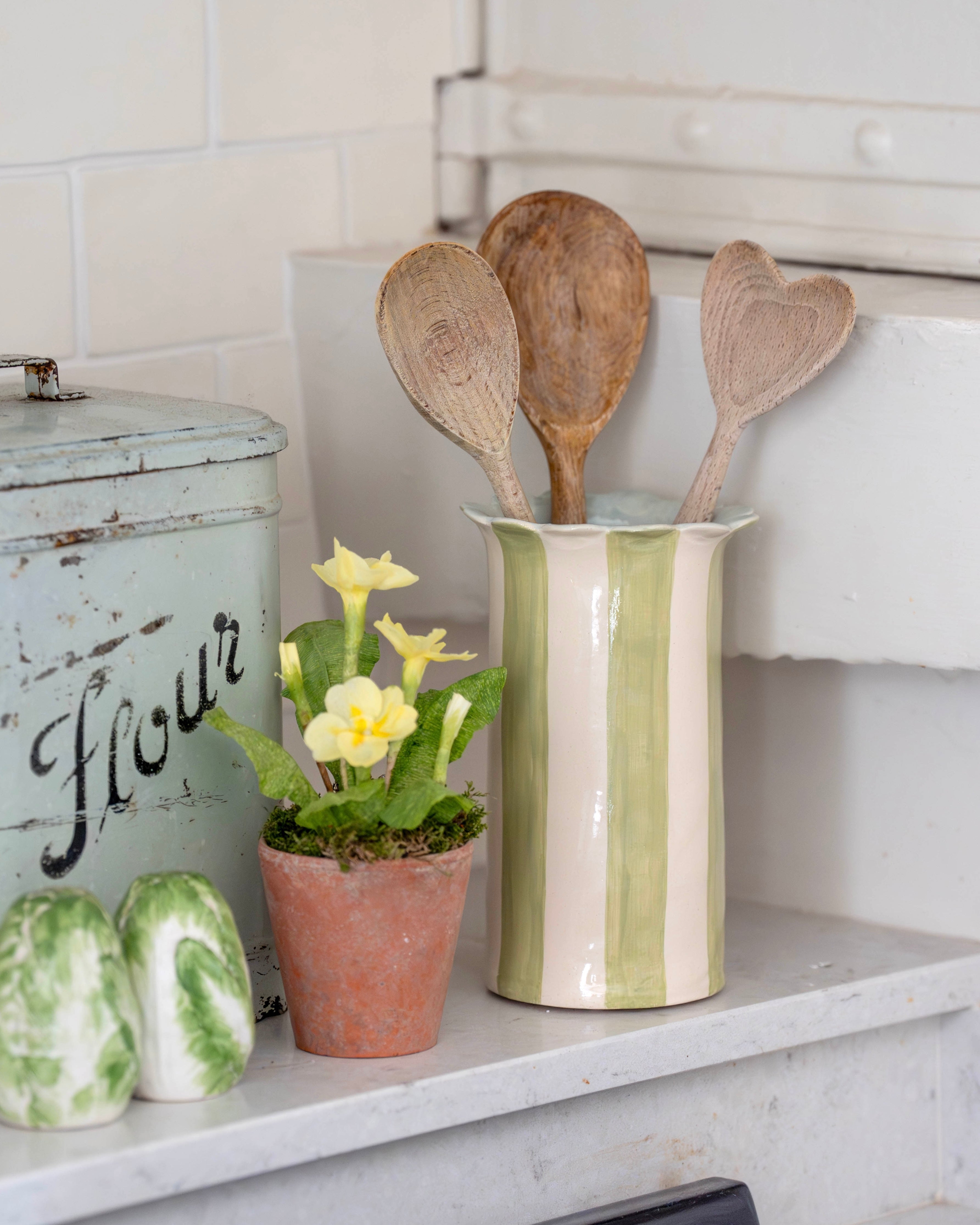 Scalloped Green Daisy Utensil Holder
