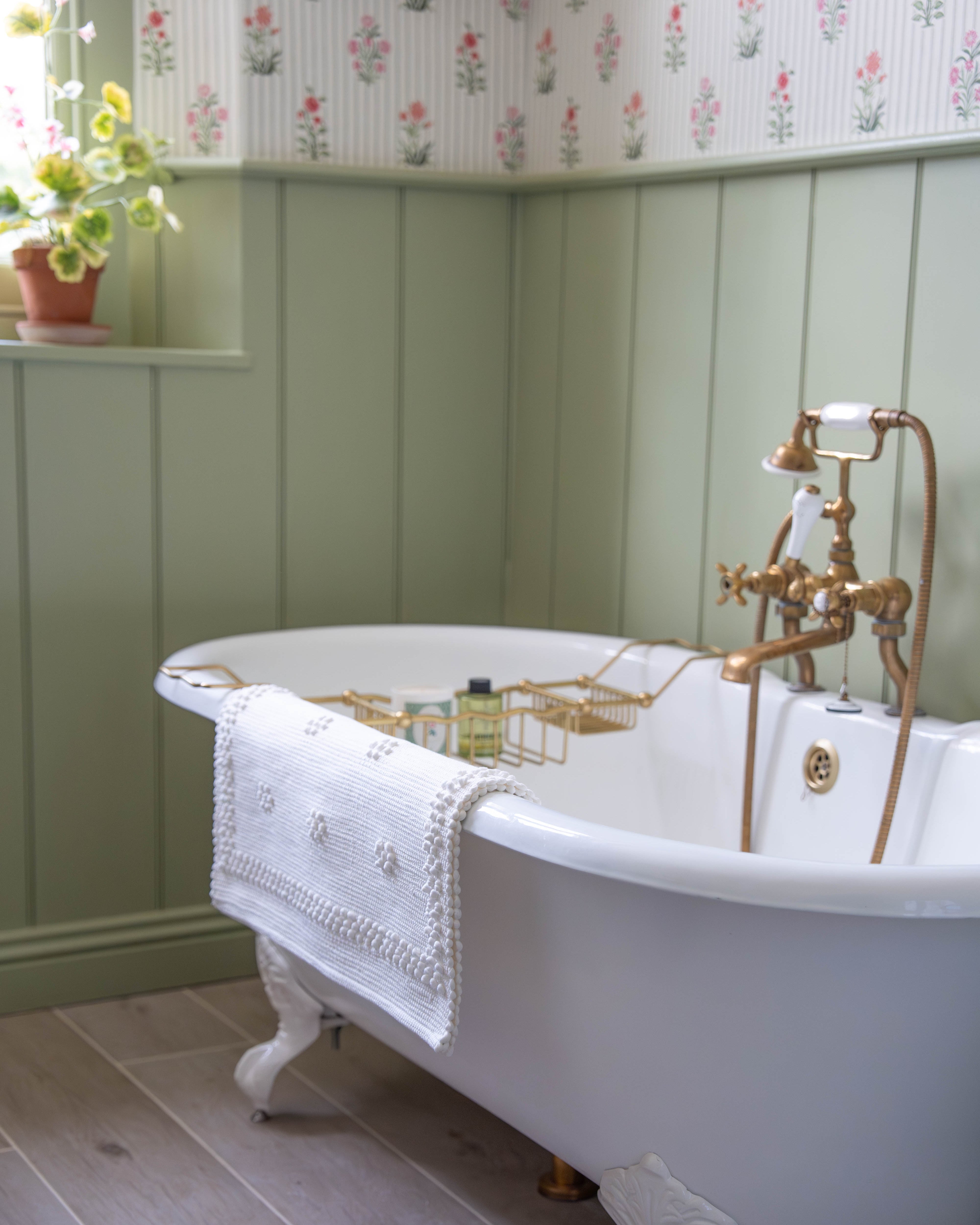 White Handwoven Knotted Border Bath Mat