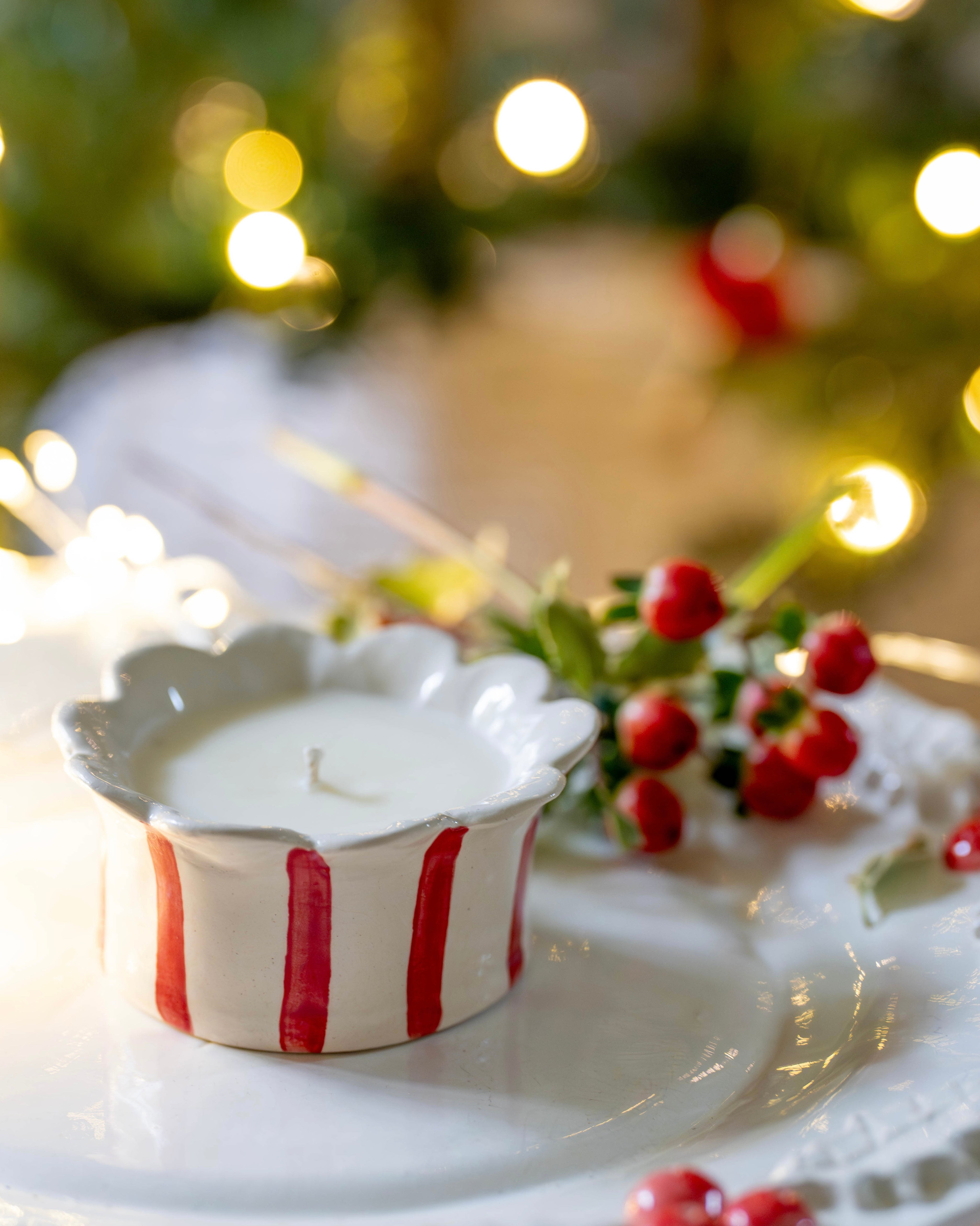 Red Daisy Scalloped Candle (Winter Spice)