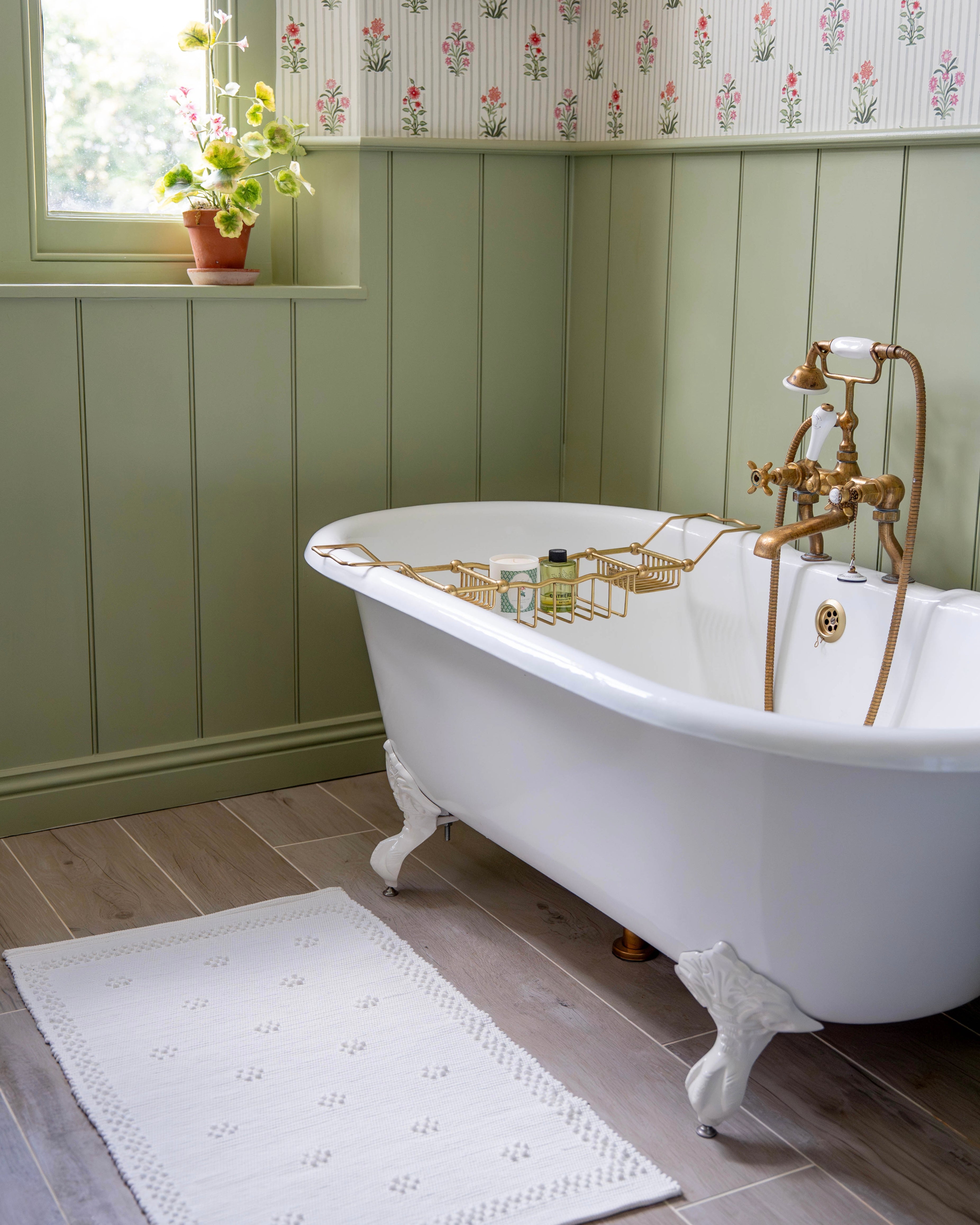 White Handwoven Knotted Border Bath Mat