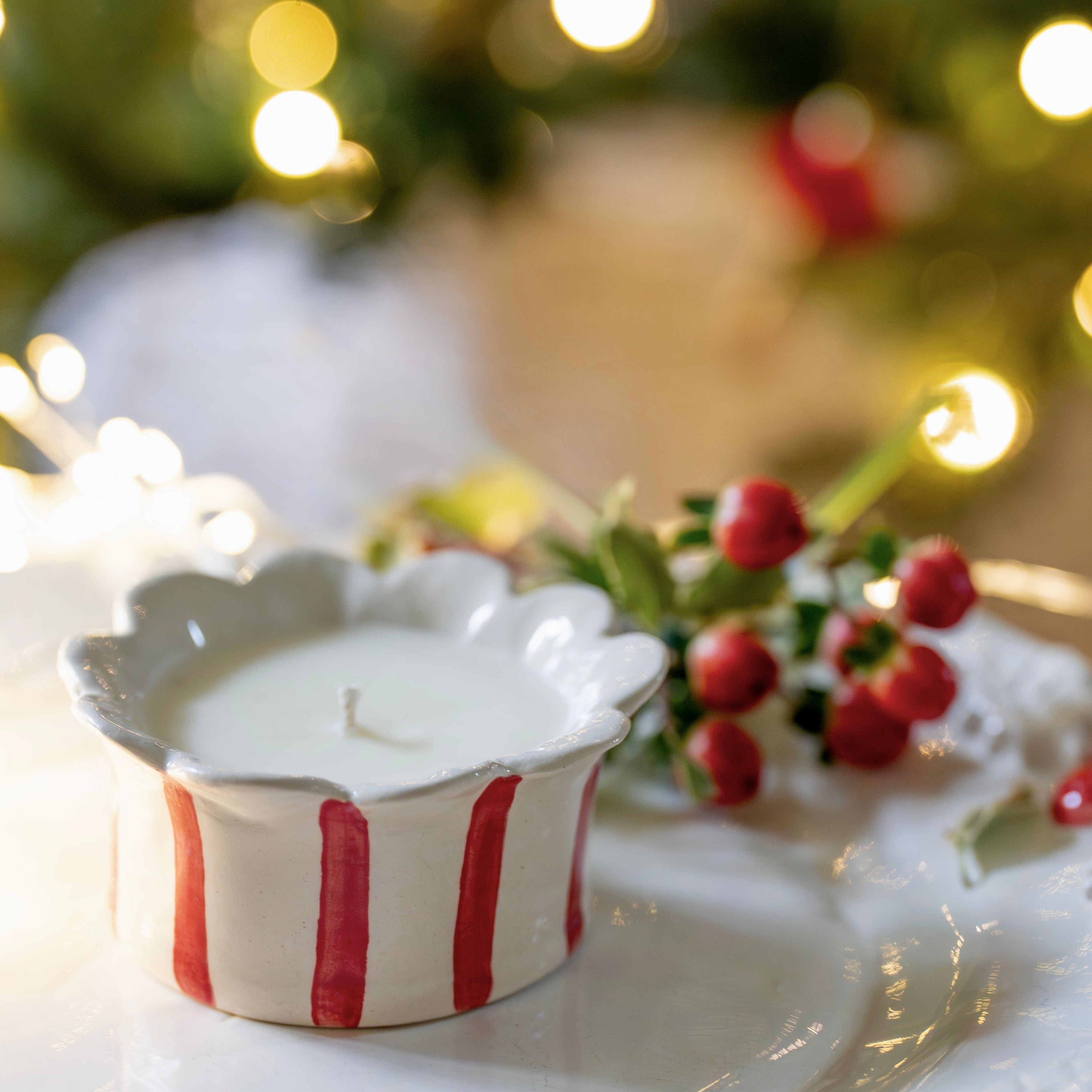 Red Daisy Scalloped Candle (Winter Spice)