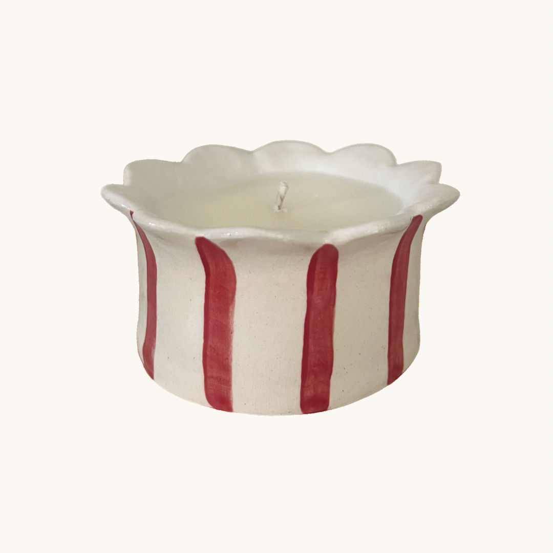 Red Daisy Scalloped Candle (Winter Spice)