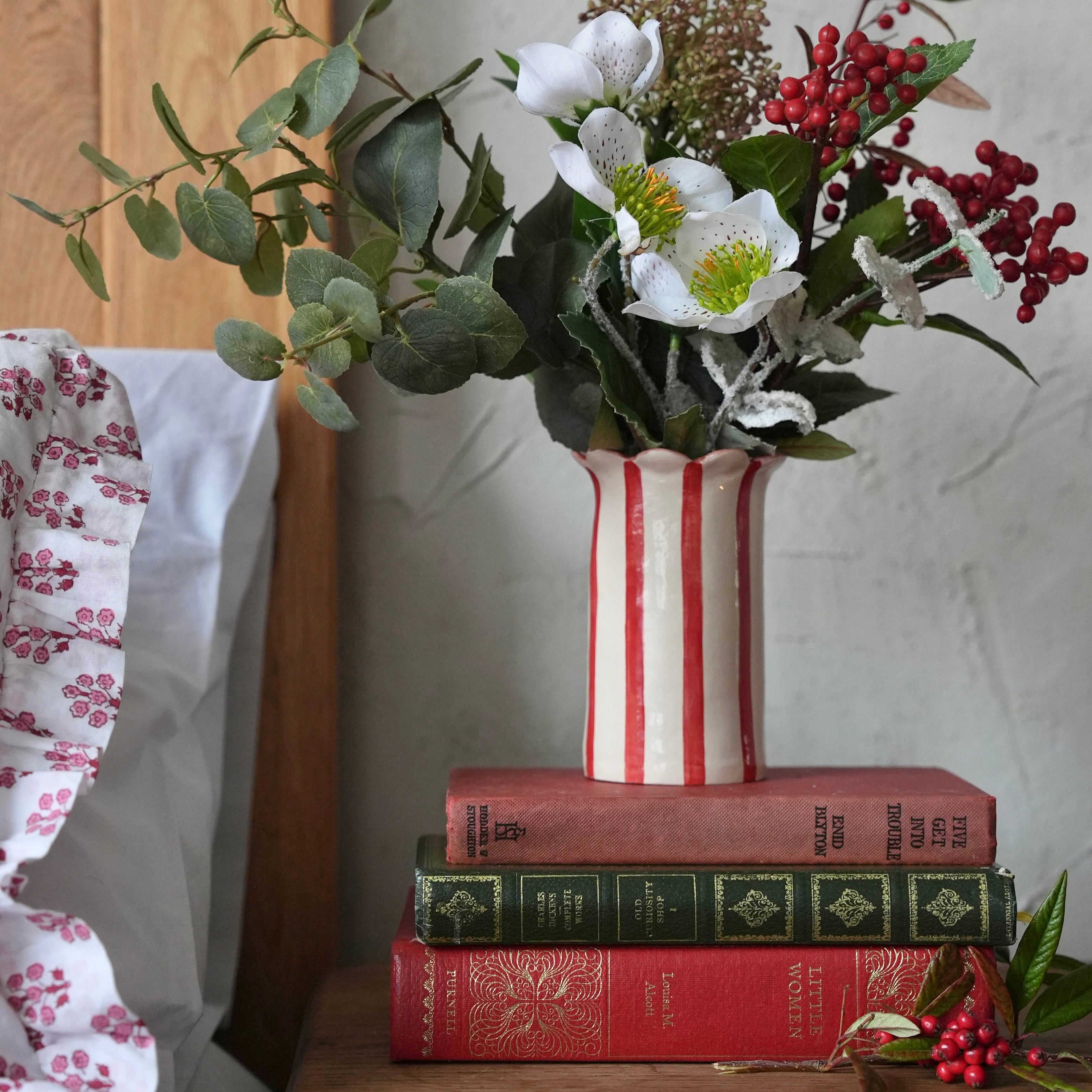 Red Daisy Scalloped Vase