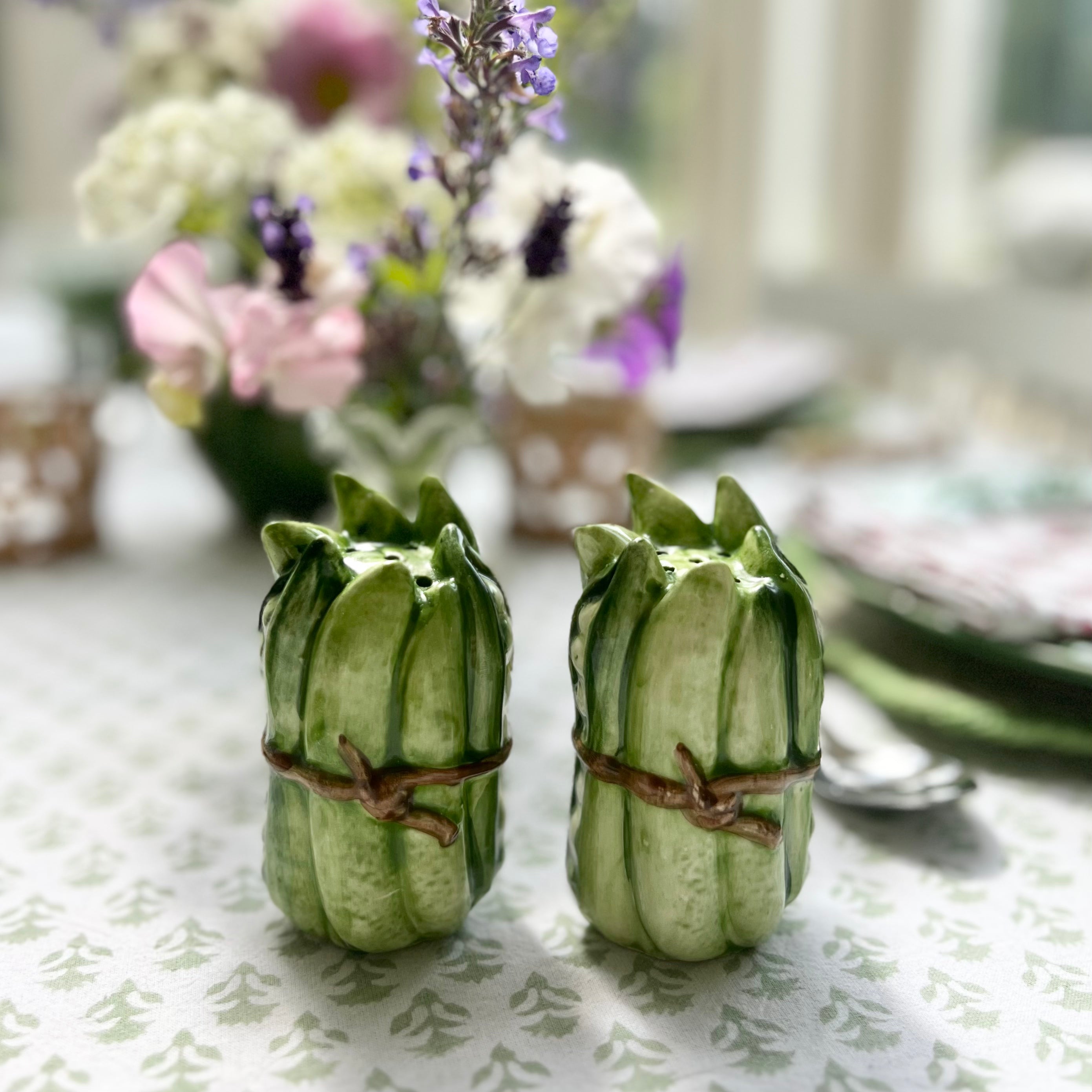 Ceramic Pea Salt and Pepper Set